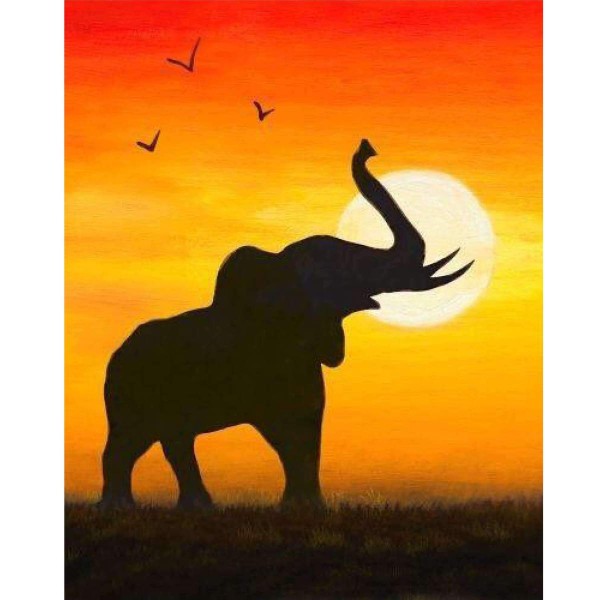 Elefant vid den afrikanska solnedgången