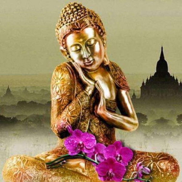 Buddha med lila blommor