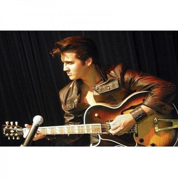 Elvis Presley med gitarr